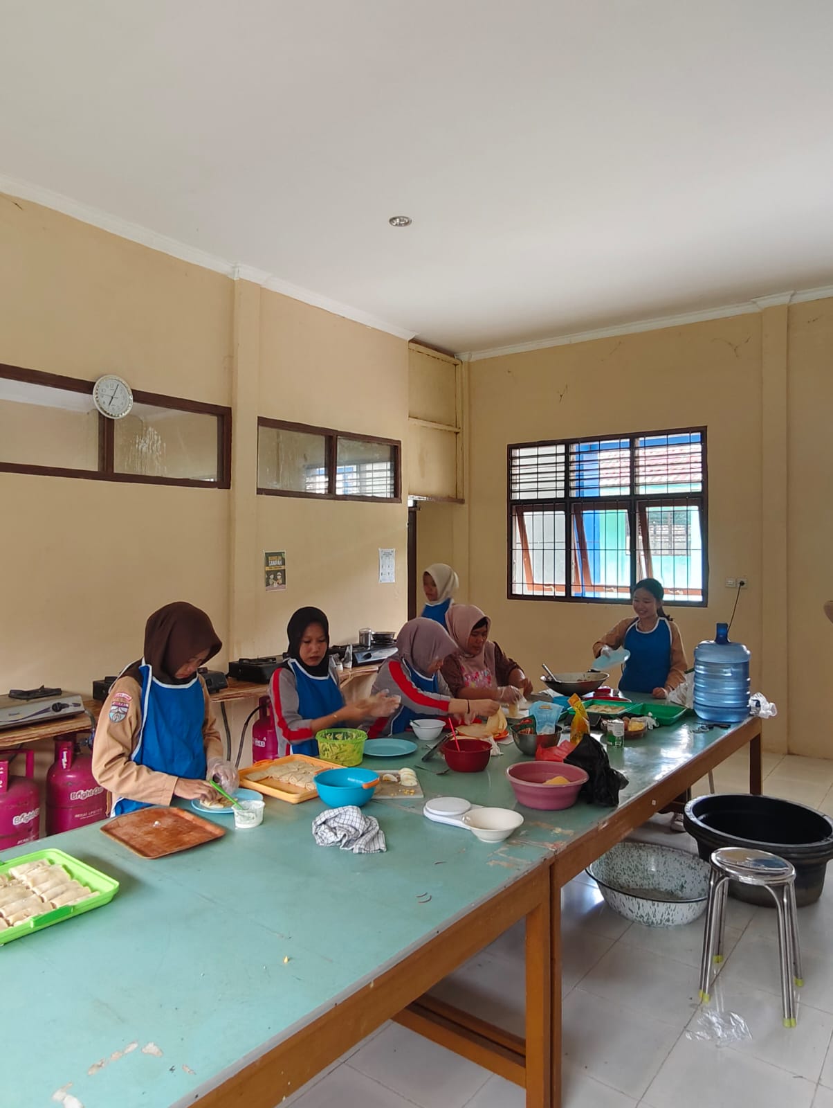 Siswi sedang melakukan praktik memasak dan pengolahan makanan